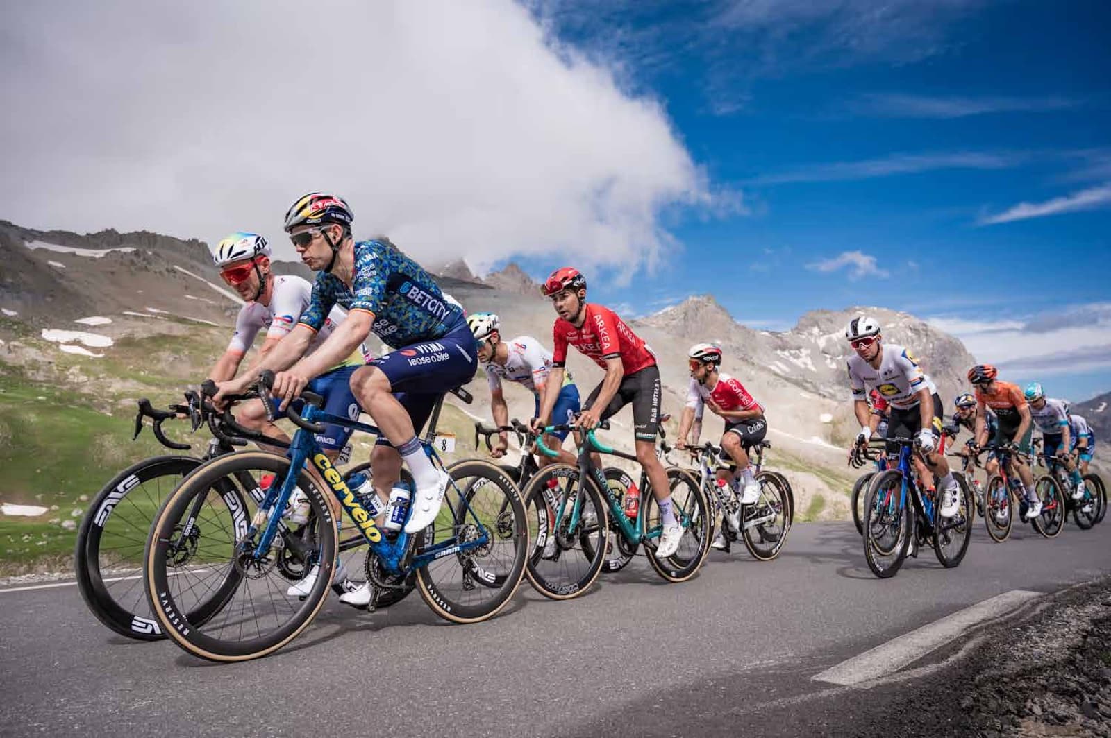The peloton on Alpe d'Huez, Stage 19