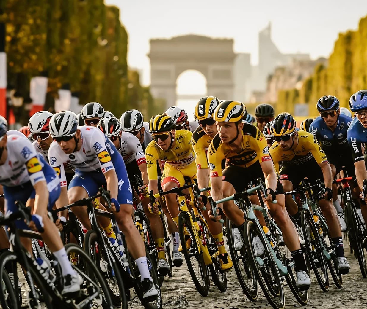 The Tour de France peloton on the Champs-Élysées before the Arc de Triomphe